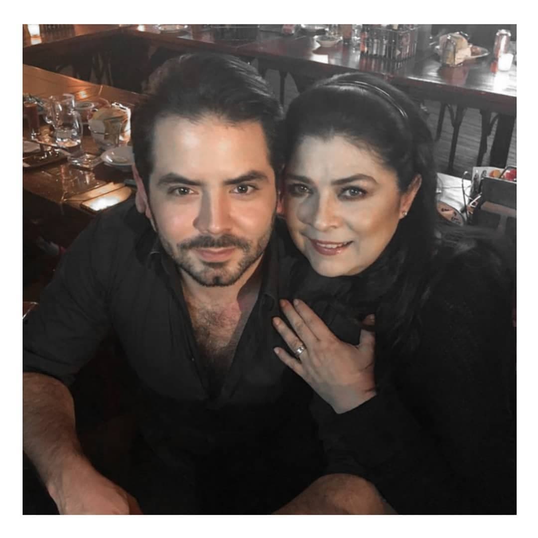 José Eduardo Derbez denuncia estafa y sale en defensa de su mamá Victoria Ruffo: ‘No crean todo’