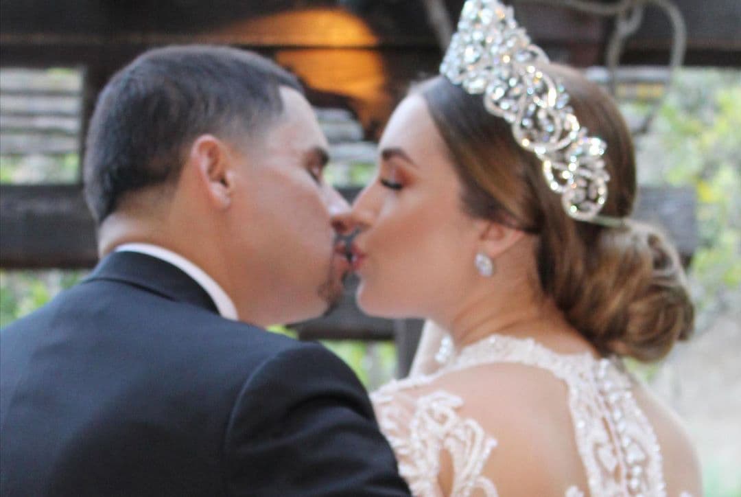 “Hoy se cumplen 2 años de nuestra boda, ahí la llevamos @keniaontiverosoficial”, se lee en la publicación hecha por el cantante.