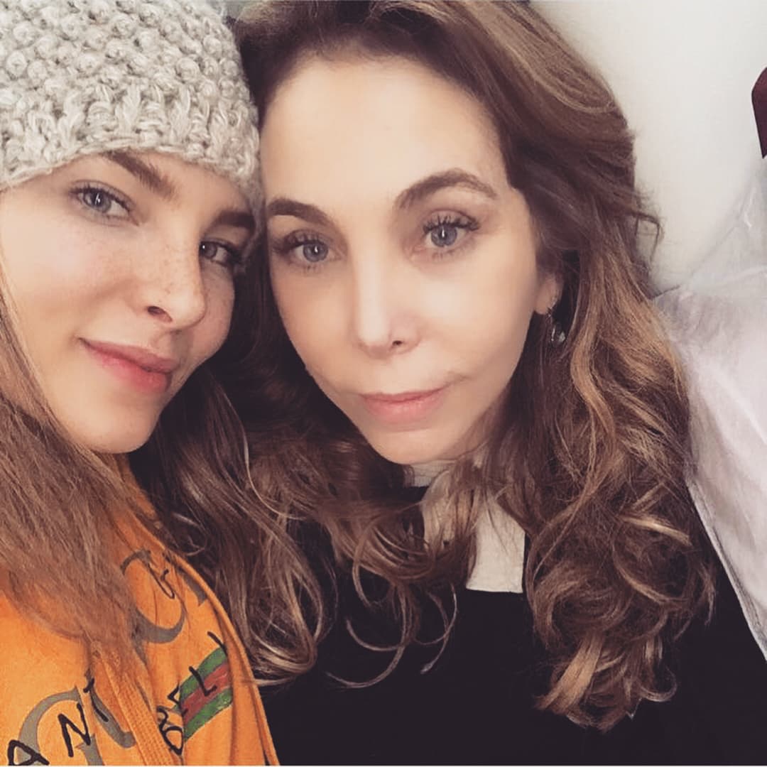 Esta no es la primera vez que el parecido entre madre e hija queda expuesto en redes sociales. Pues en pasadas fotografías, los seguidores de la cantante española ya habían destacado que son como dos gotas de agua.