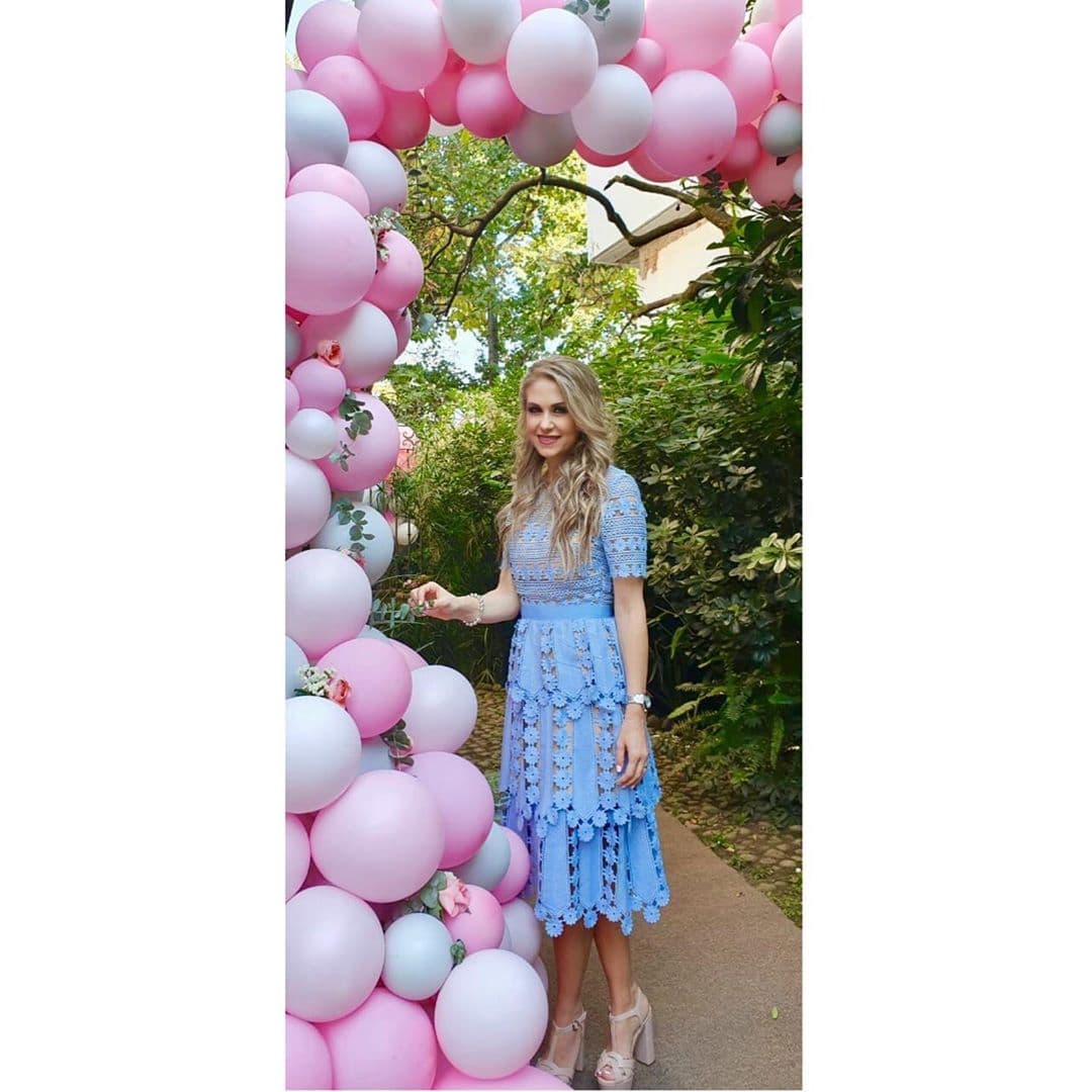 El jardín de su hogar su decorado con enormes globos, entre los que predominaban los colores blanco, rosa y dorado.