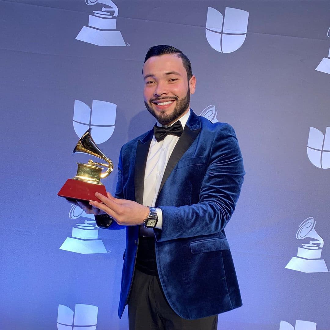 Banda Los Sebastianes, una de las agrupaciones revelación de la noche, se coordinaron un smoking azul.