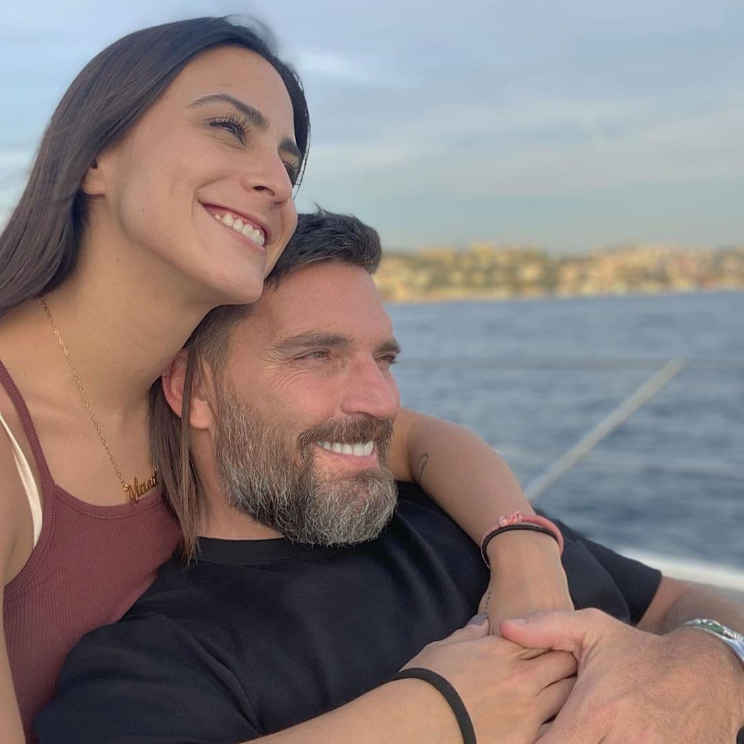 Julián GIl y Valeria Marín hicieron pública su relación el pasado 28 de julio, revelando en sus publicaciones de Instagram que llevaban seis meses de novios y que su historia de amor había comenzado con un café y unos tacos.