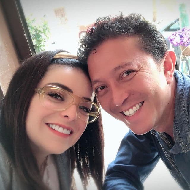 “Me costó mucho trabajo aceptar que lo amaba, porque yo decía que no… Pero resulta que lo amo mucho, descubre que eso va mucho más allá del físico… El 12 de diciembre me pidió matrimonio… Mi ex me había pedido matrimonio, pero le devolví el anillo cuando terminamos y con él sí dije ‘contigo sí me casaría, no tengo dudas y me emociona’”, sentenció.