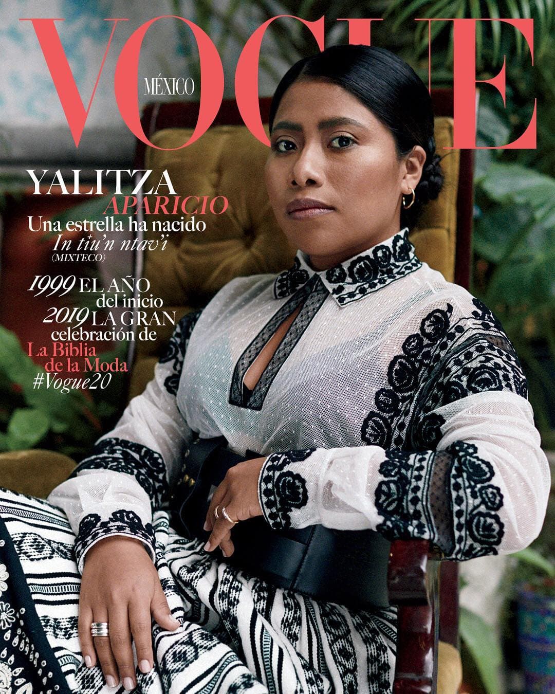 Vogue México fue la revista pionera en captar la belleza mexicana de Yalitza bajo el titular: "Una estrella ha nacido", con su traducción en mixteco.