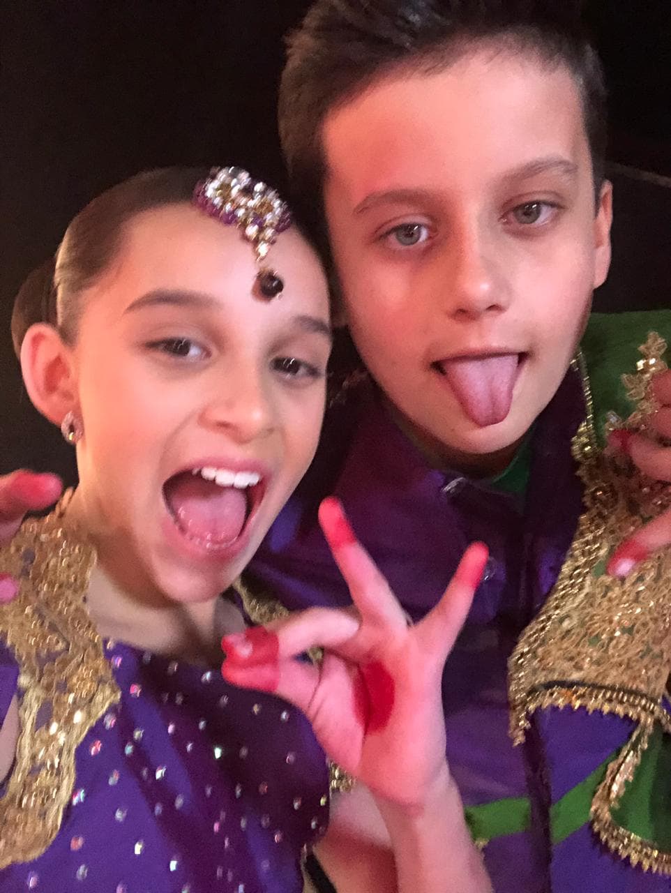 Sara y Yamil son la pareja ideal, en cada baile se superan y como el nombre de su escuadrón, sacan chispas en la pista.
