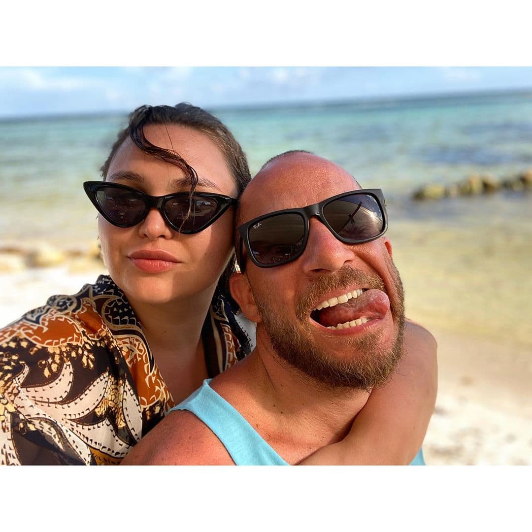 Estefanía Villarrel también suspendió su boda con un joven israelí de nombre Gidi Shwartz, debido a sus múltiples compromisos de trabajo. Pese a que contraería nupcias en abril próximo, la pareja decidió esperar para que la actriz estuviera libre y se pudiera concentrar en los preparativos. “Nos íbamos a casar en abril, pero hablé con él sobre el tema de posponer la boda, y me dijo que no me preocupara”, precisó a TVyNovelas.