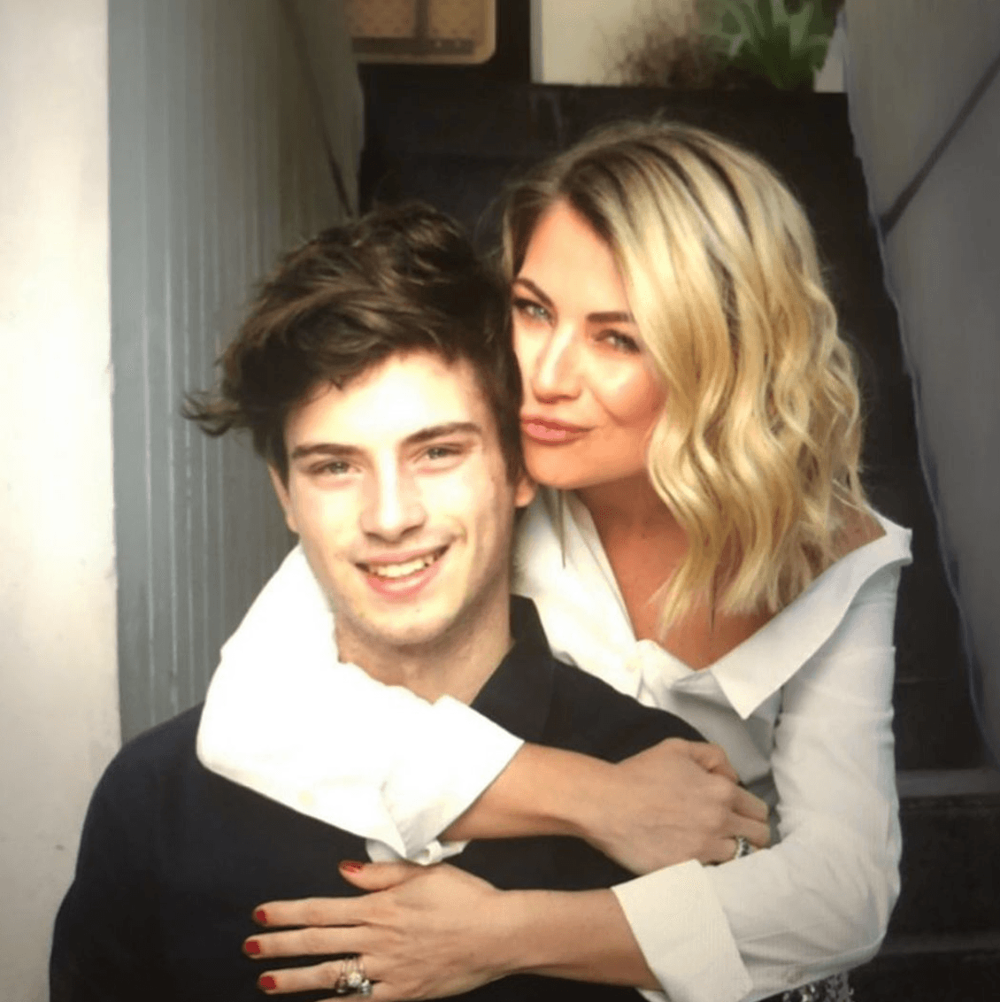 Hijo de Ludwika Paleta sorprende con radical cambio de look en foto junto a la actriz