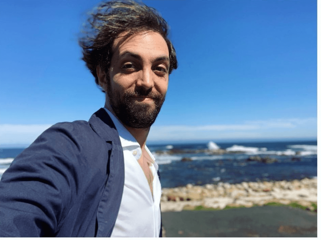 Pedro de Tavira y la vez que se tiñó el cabello de blanco ¡así de distinto lucía!