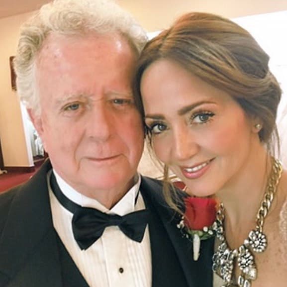 Andrea Legarreta fue una de las primeras famosas en celebrar el Día del Padre con una foto junto a su papá, a quien le escribió un amoroso mensaje en Instagram. “Mi papi... mi ojitos de cielo... mi príncipe azul desde el día que nací... mi rey adorado... mi protector, consejero y confidente... Doy gracias a Dios por tenerte con nosotros!! Te amo y te amaré eternamente... Más allá de la vida... Soy muy feliz de ser tu hija y estoy MUY orgullosa de todo lo hermoso que eres y has sido!! Feliz día del padre!! Dios te bendiga eternamente!!”.