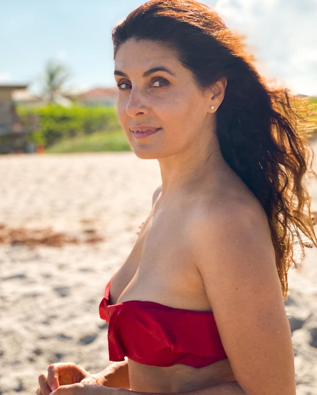 Mayrín Villanueva es una de las mujeres más guapas y talentosas de la televisión mexicana, hecho que deja claro con su personaje de ‘Silvita’ en ‘Vecinos’; pero ahora la esposa de Eduardo Santamarina no se volvió tendencia por su trabajo, sino porque dejó al descubierto su abdomen plano.