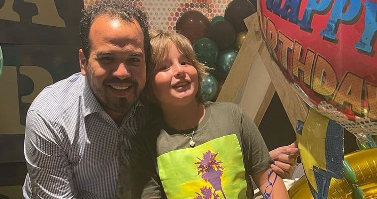 “Unos a la distancia, otros aquí festejándote. Te amamos mi amor del bueno”, señaló Galilea Montijo, quien dejó ver que mediante videollamada los medios hermanos de Mateo le desearon un ‘Feliz cumpleaños’.