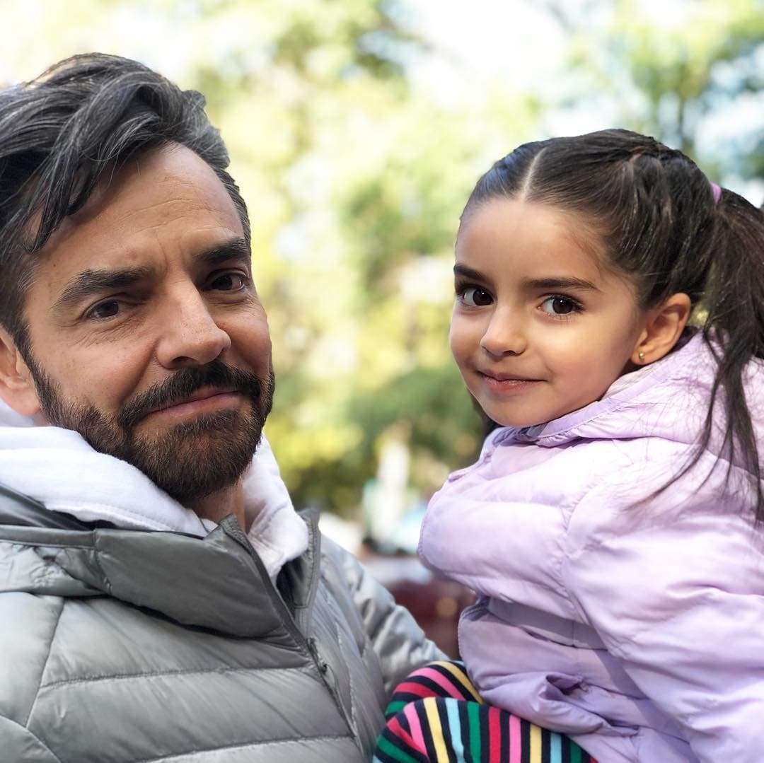 Eugenio Derbez sorprendió en redes sociales al publicar una serie de fotografías inéditas de su hija Aitana cuando tenía pocos meses de edad.