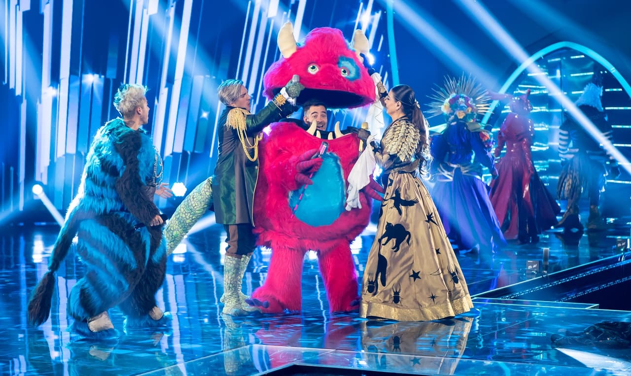 En el primer programa, Omar sorprendió al final del musical de apertura al aparecer dentro del vestuario de Monstruo; el presentador compartió escenario con los ganadores de la primera temporada: Camaleón, Vadhir; Lechuza, Paty Manterola y Cebra, Mario Bautista.