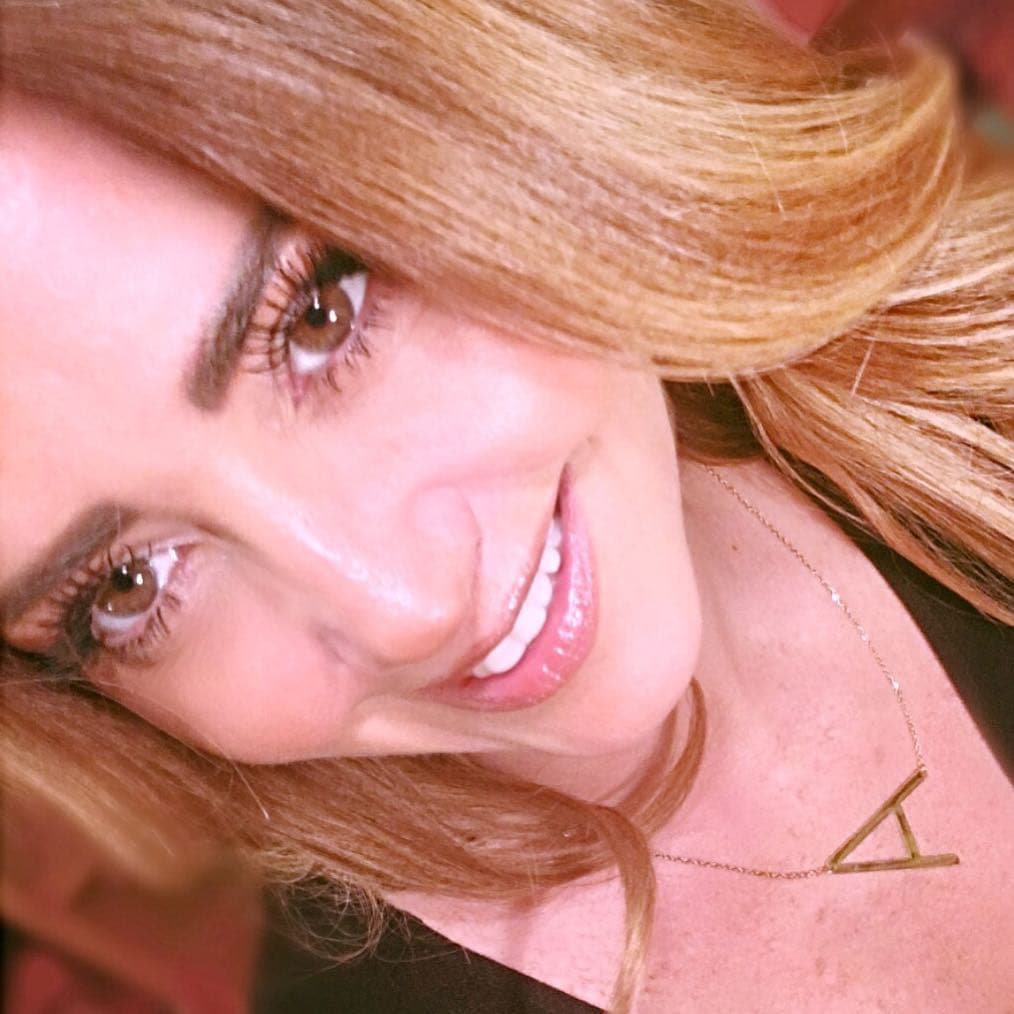 Maquillaje: En el resto del rostro, nada cargado, suave y natural.