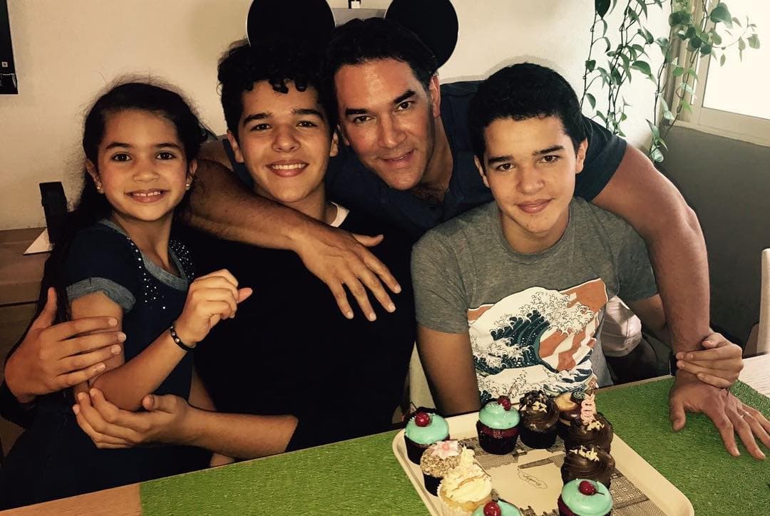 Desde que Eduardo Santamarina se convirtió en papá de los gemelos, José Eduardo y Roberto Miguel, junto a Itatí Cantoral llamó la atención el gran parecido que tienen con él y por el que incluso en repetidas ocasiones se han vuelto tendencia en redes sociales.