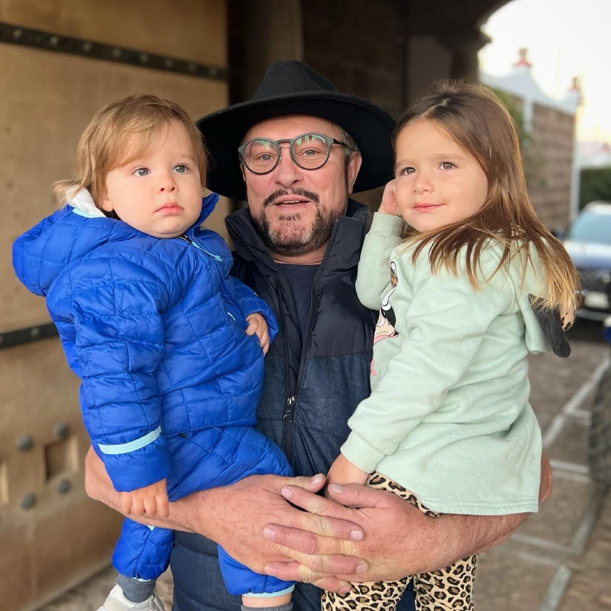 Tras la llegada al mundo de Bosco, una de las cosas que más llamó la atención fue el increíble parecido físico que tiene con su abuelo, pues no solo heredó su sonrisa y sus ojos, sino también su carisma.