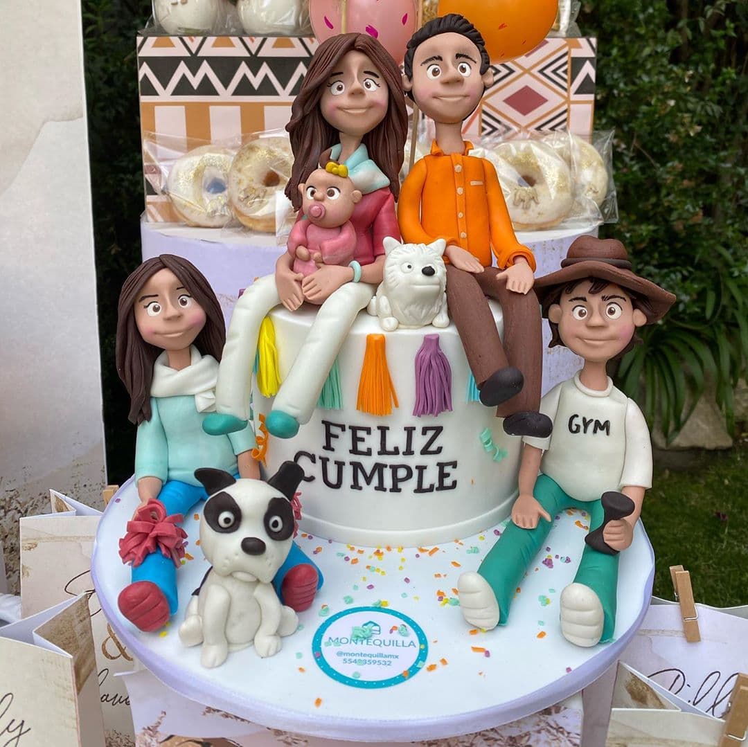 Uno de los detalles de la celebración que más llamó la atención fue el pastel, el cual representó la familia que la actriz formó junto al productor, su hija Kira y sus hijastros, Max y Alexandra.