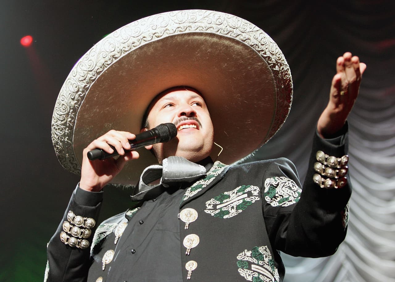 Pepe Aguilar impacta con fotos inéditas de su mamá Flor Silvestre; así lucía la cantante en su juventud