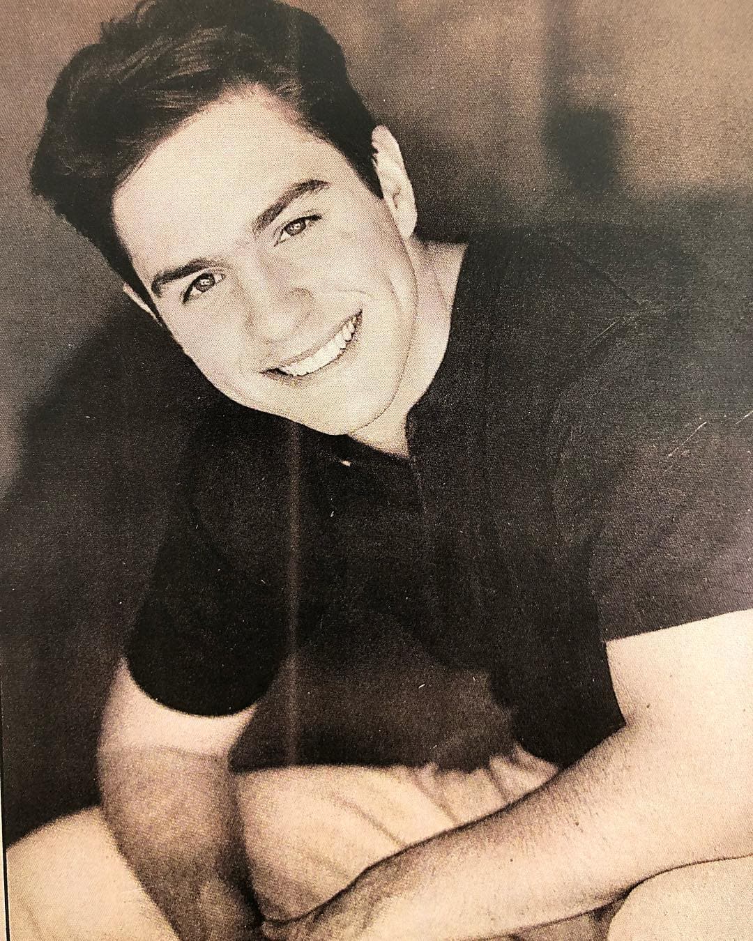 Mauricio Ochmann reconoce que siempre supo que era adoptado. “No recuerdo un día que mi mamá o mi papá se hayan sentado a decirme ‘eres adoptado’. Siempre se habló, siempre se supo. Desde que tengo uso de razón, supe que era adoptado”, indicó en El Minuto Que Cambió Mi Destino.