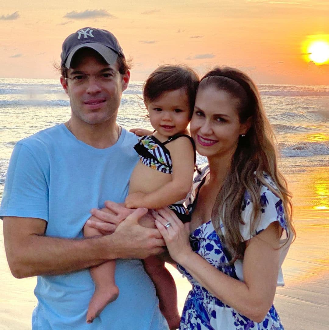 De acuerdo con la publicaciones de la actriz, el destino que eligió para vacacionar con su esposo Rodrigo Luque y su hija Martina fue Acapulco, señalando, también, que una de sus intenciones es que la pequeña, de un año, se enamore de la naturaleza.