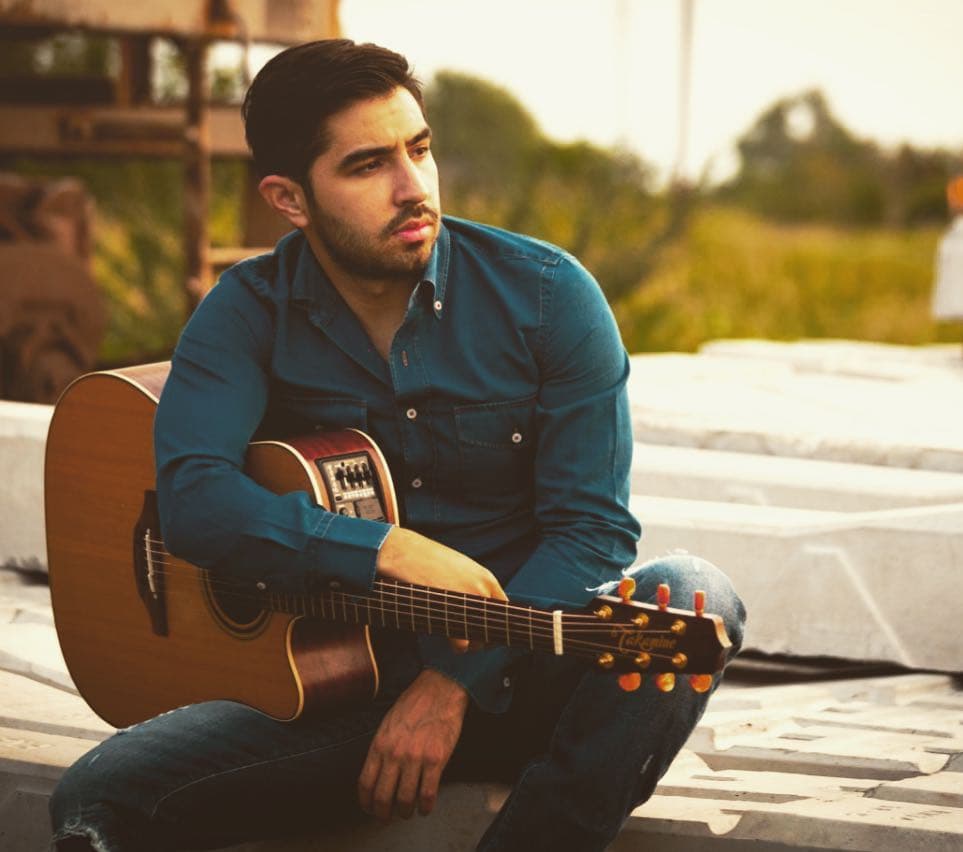 Joss Favela estrena nuevo álbum con el Mariachi Vargas incluido