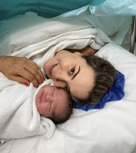 "Hello mundo soy María!!! Gracias por estar tan pendientes de nosotros, después de una semana muy pesada aquí andamos con muchas ganas de irnos a Casa. Les mandamos besos y abrazos apretados, gracias por todas sus buenas vibras, poco a poco iré contestando", escribió la actriz debajo de la postal con la que presentó a la pequeña.