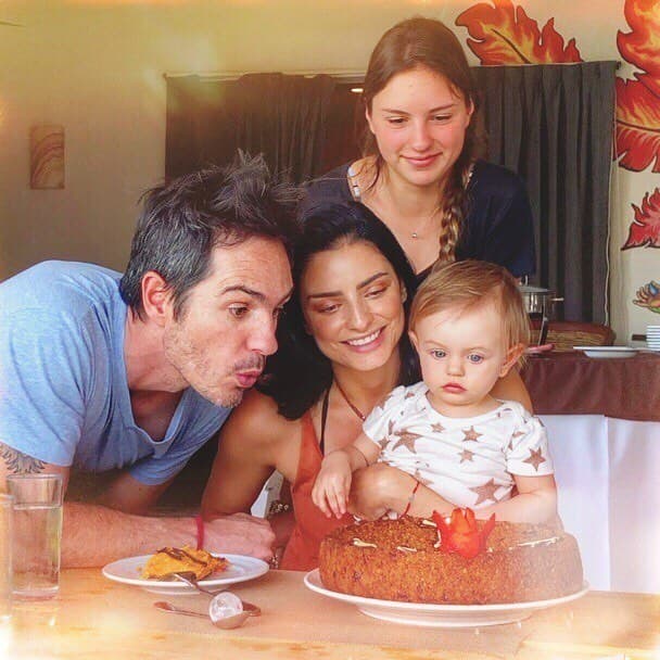 Mauricio Ochmann apoya la lactancia materna con tierna foto de Aislinn Derbez con Kailani