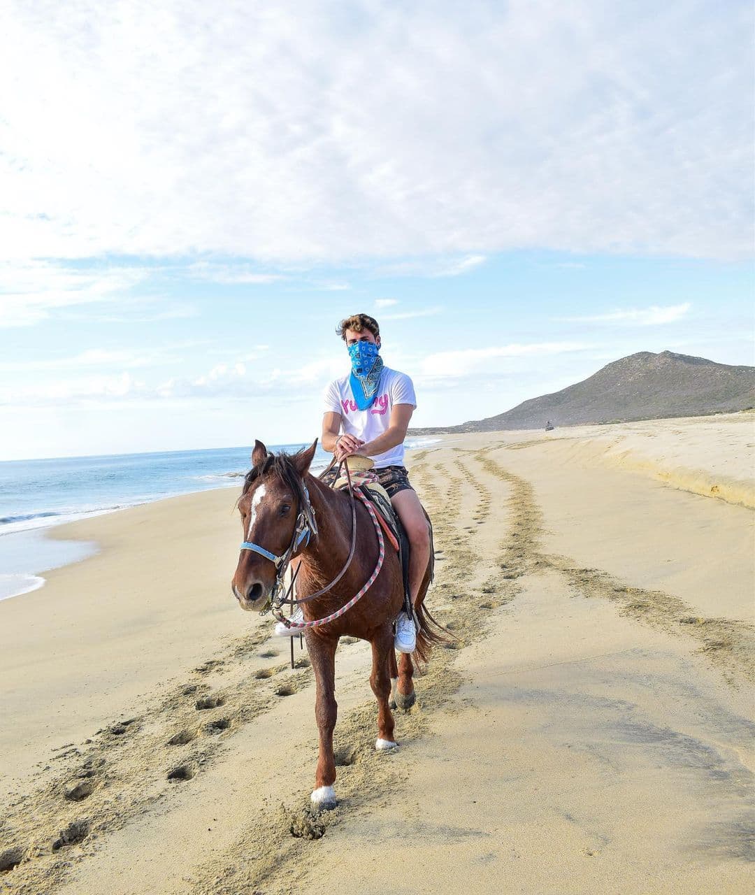 La pareja dio un recorrido a caballo a la orilla del mar, hecho que Conrado Villagra no dejó pasar y se tomó la tradicional foto del recuerdo.