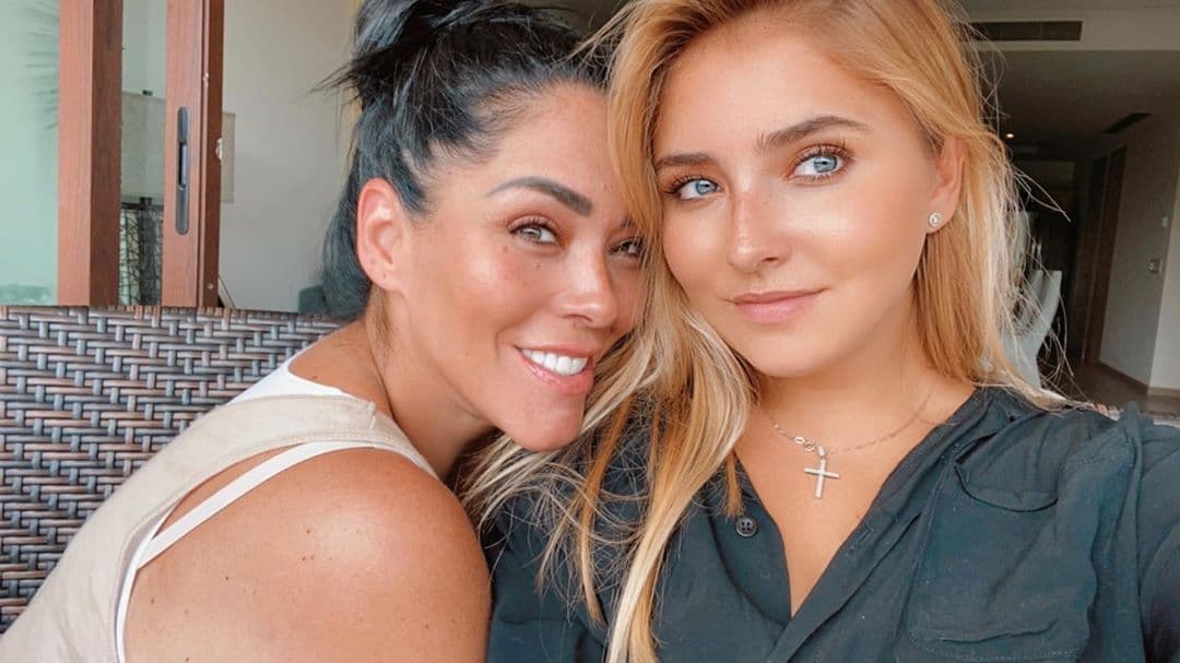 Ana Paula también dejó al descubierto que su mamá es idéntica a su tía Anahí, gracias a una fotografía con la que celebró el cumpleaños de Marichelo, quien además imitó a su hermana interpretando algunas canciones de RBD.