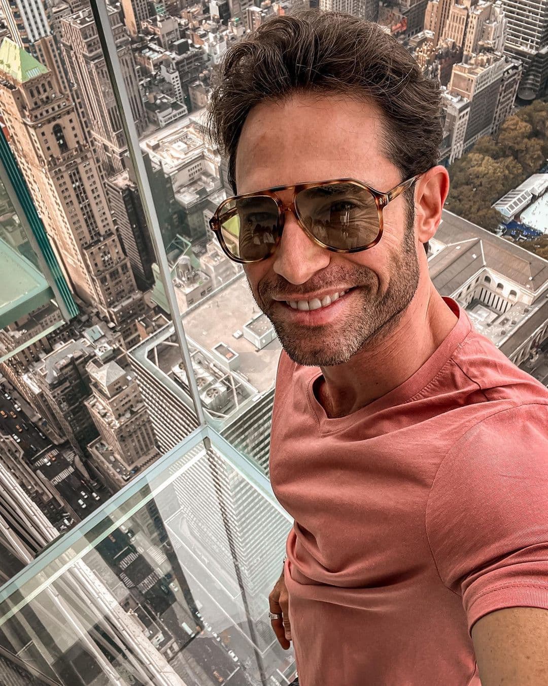 Sebastián Rulli presume foto junto a sus papás y deja ver a quién se parece más