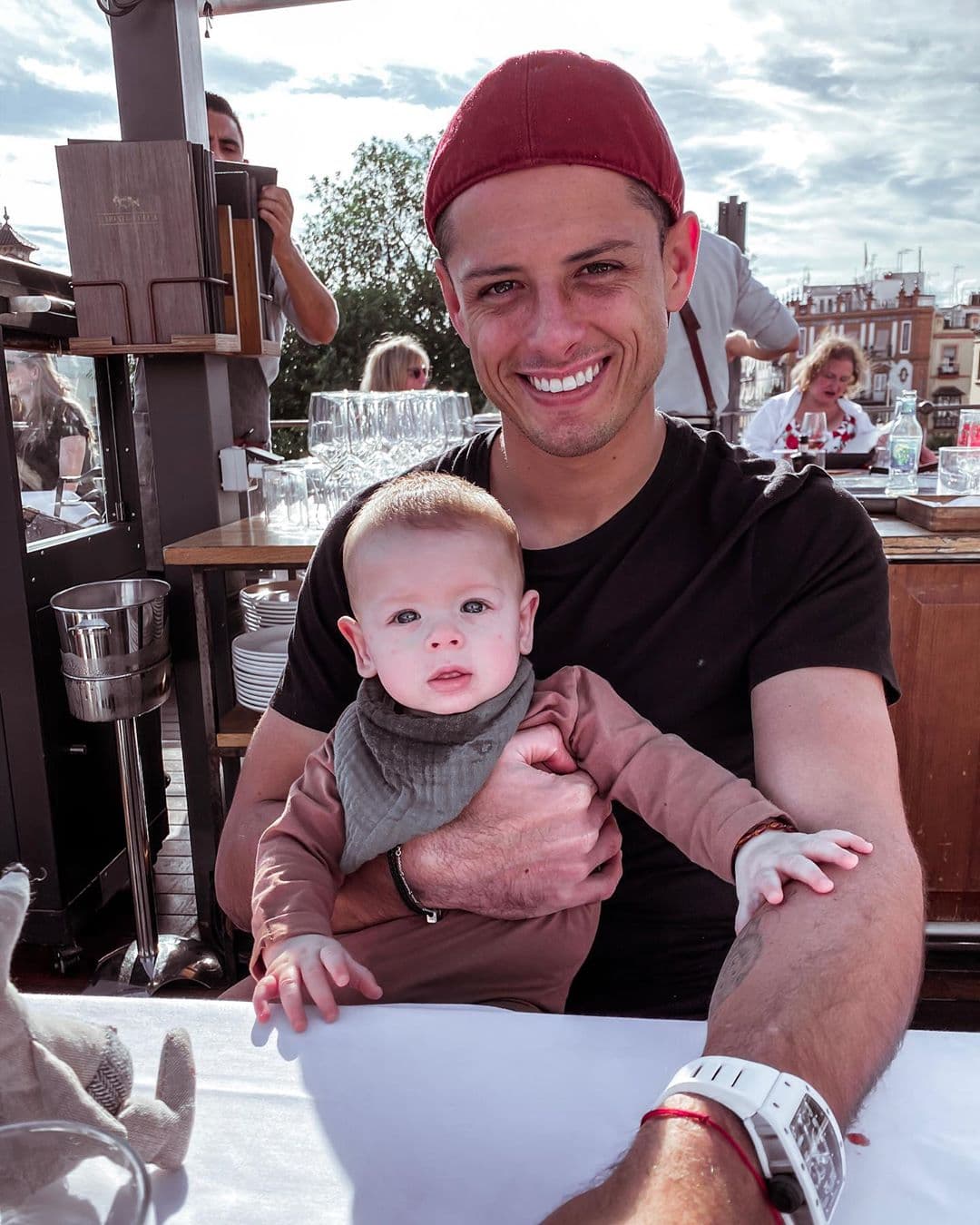 Noah, el primer hijo de Javier ‘Chicharito’ Hernández, nació el 16 de junio. El pequeño es fruto de la relación que mantiene con la modelo Sarah Kohan, con quien se casó el 20 de marzo de 2019.