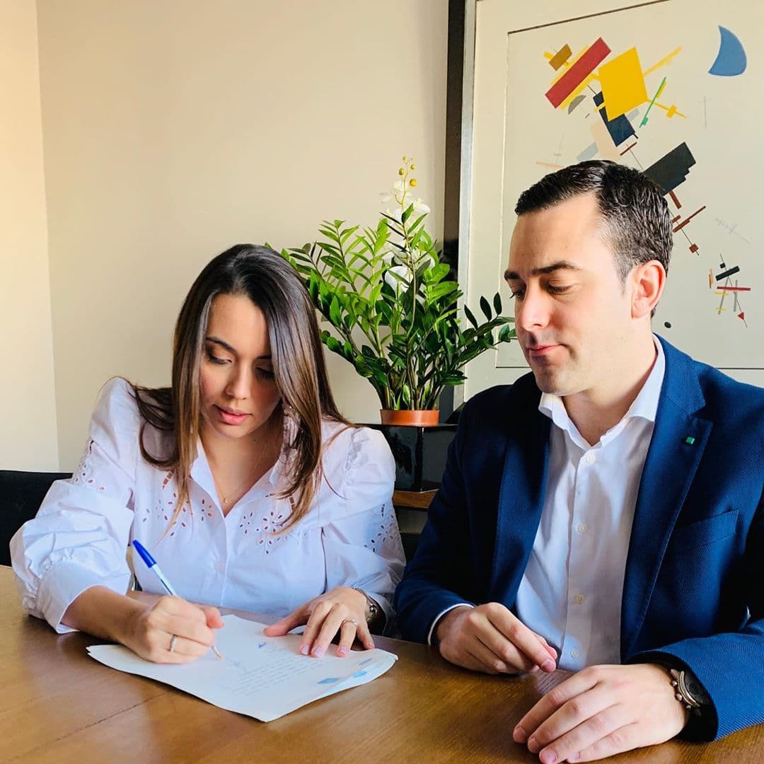 “Legalmente casados. Listos para el próximo año y el poder celebrarlo junto a toda nuestra familia y amigos! Gracias a los papás de Iñigo por ser los testigos de nuestra boda civil! Hicieron mucha falta mis padres (mami y papi)”, precisó.