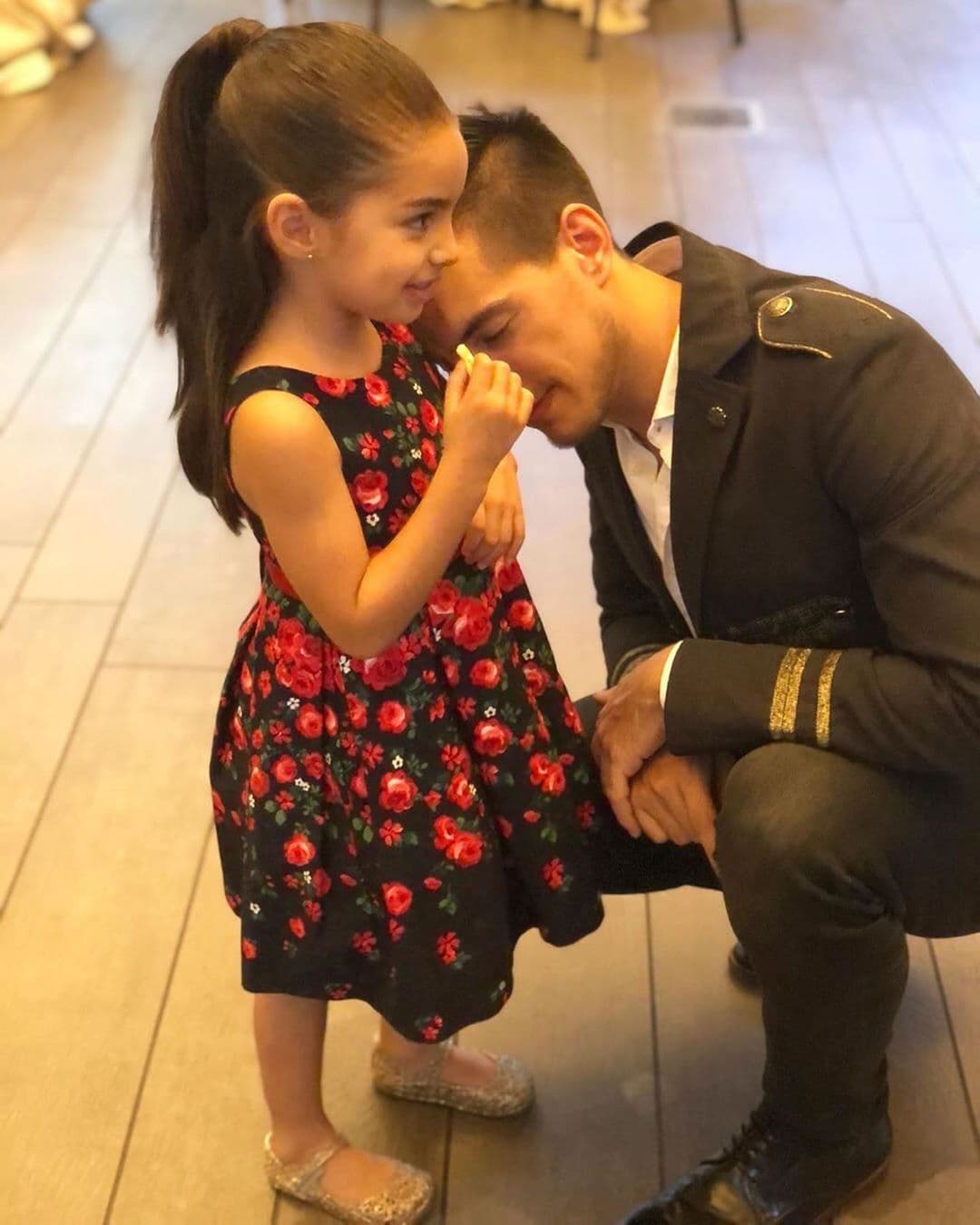 Hace unos días, Vadhir Derbez le confesó a su madrastra, Alessandra Rosaldo, que le encanta la relación que tiene con Aitana Derbez, pues siempre soñó con tener una hermana menor, por lo que ahora disfruta al máximo el tiempo que pasa con la pequeña.