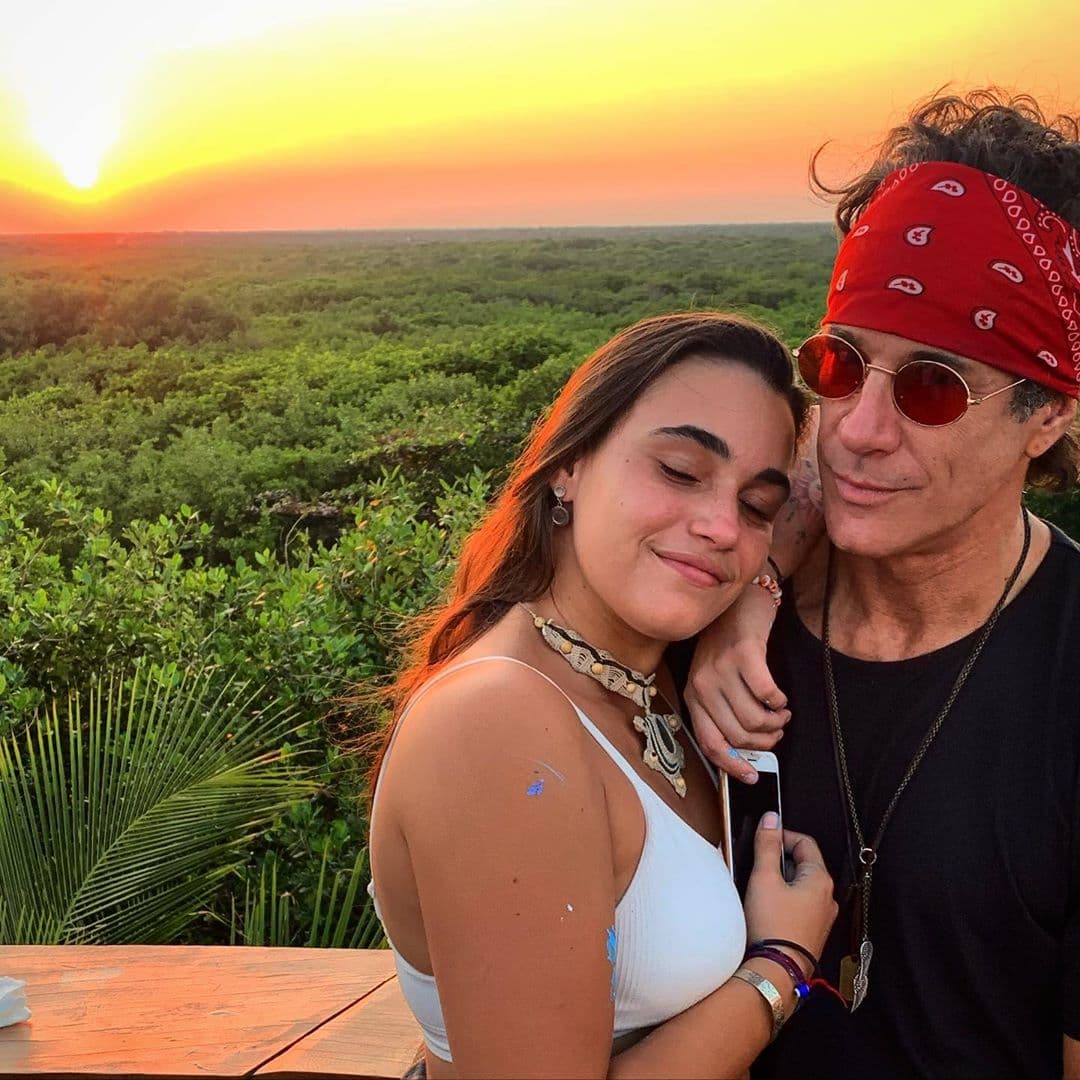 “Me podrán traicionar, difamar, engañar y hasta calumniar, PERO JAMÁS podrán robar mi constante y estable FELICIDAD y mi AMOR por LA VIDA. Gracias a esta bella y talentosa artista venezolana que triunfa en TULUM y que ha estado presente en estos días de aparente dificultad, pero que en realidad son días de crecimiento, aprendizaje y FELICIDAD”, escribió en la primera fotografía que publicó junto a ella.