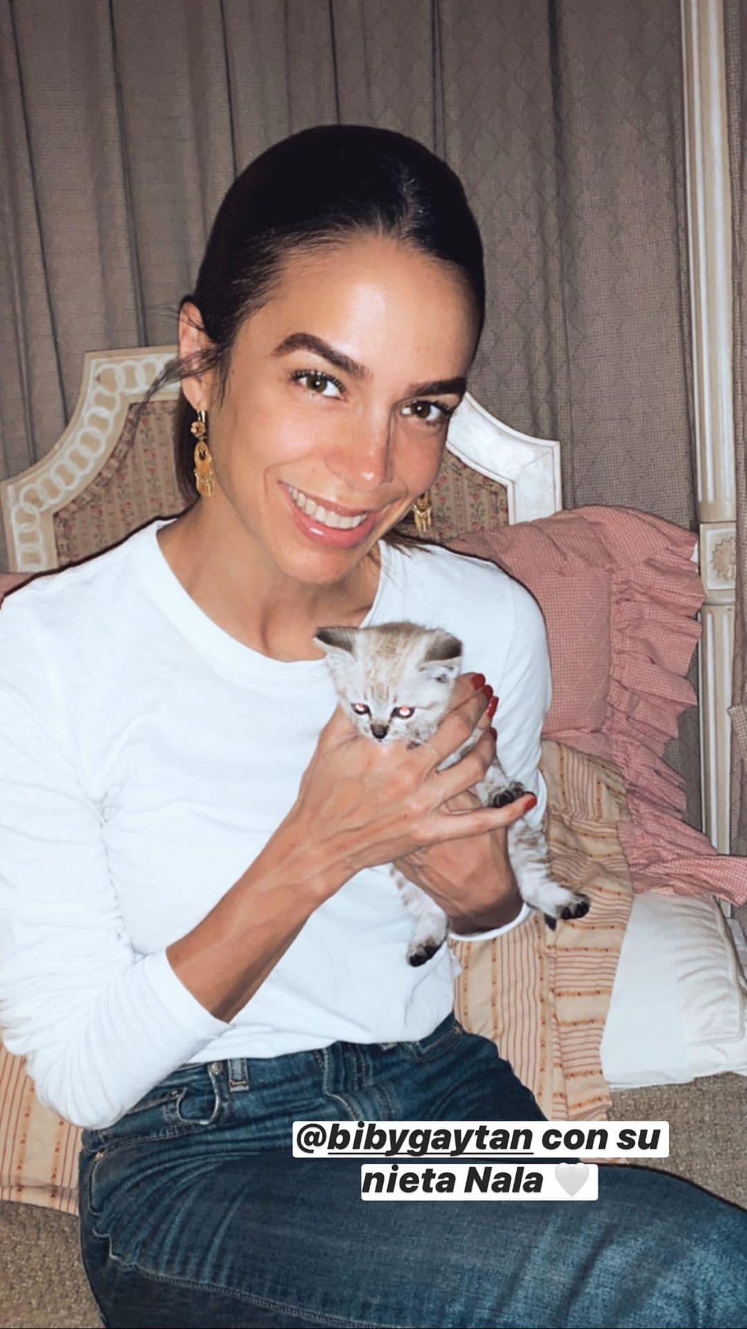 Biby Gaytán posó junto a su 'nieta' Nala, una gatita rescatada