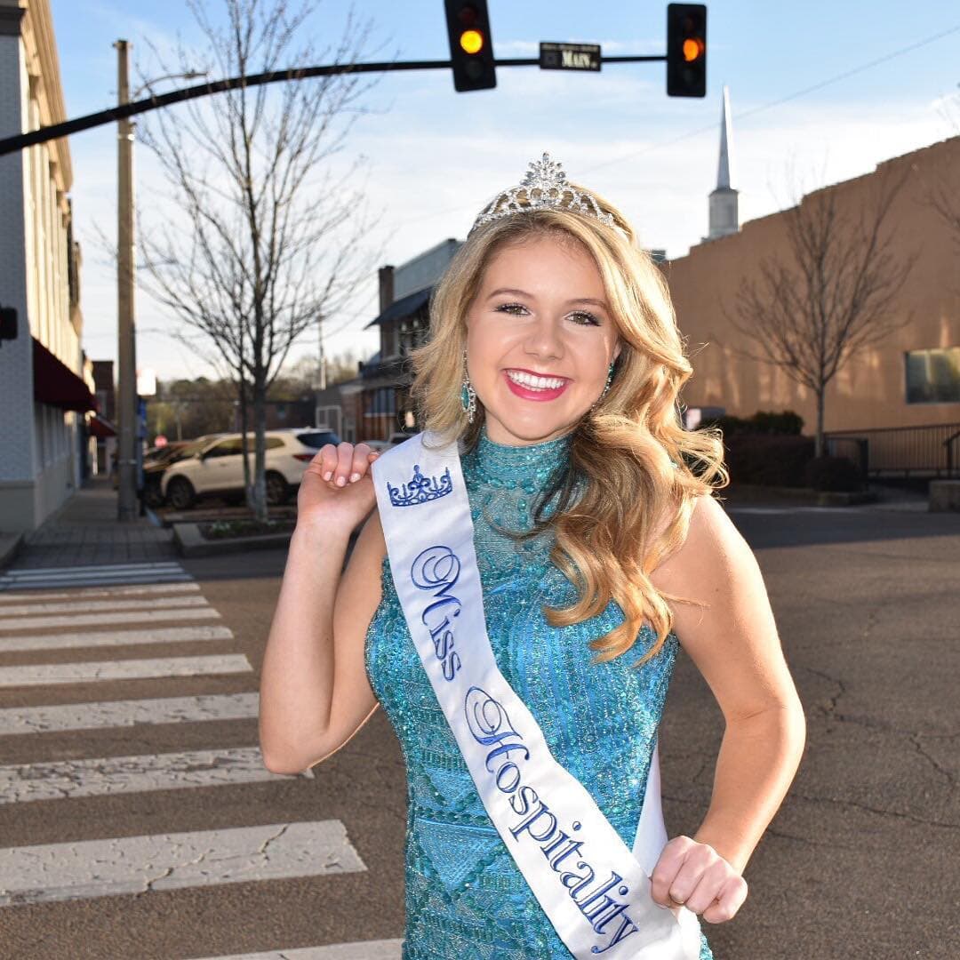 Reina de belleza que soñaba con ser piloto muere al estrellarse la aeronave que volaba