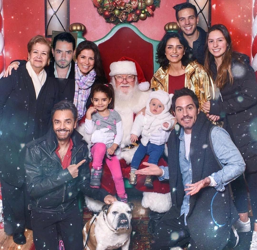 Feliz Navidad te desean los Ochmann Derbez que se reunieron para celebrar.