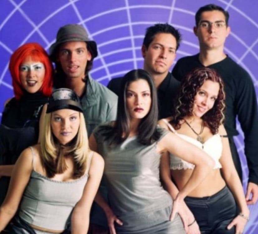 Además de su debut como cantante, DKDA marcó actoralmente a Paola Cantú, quien interpretó Regina Salas.