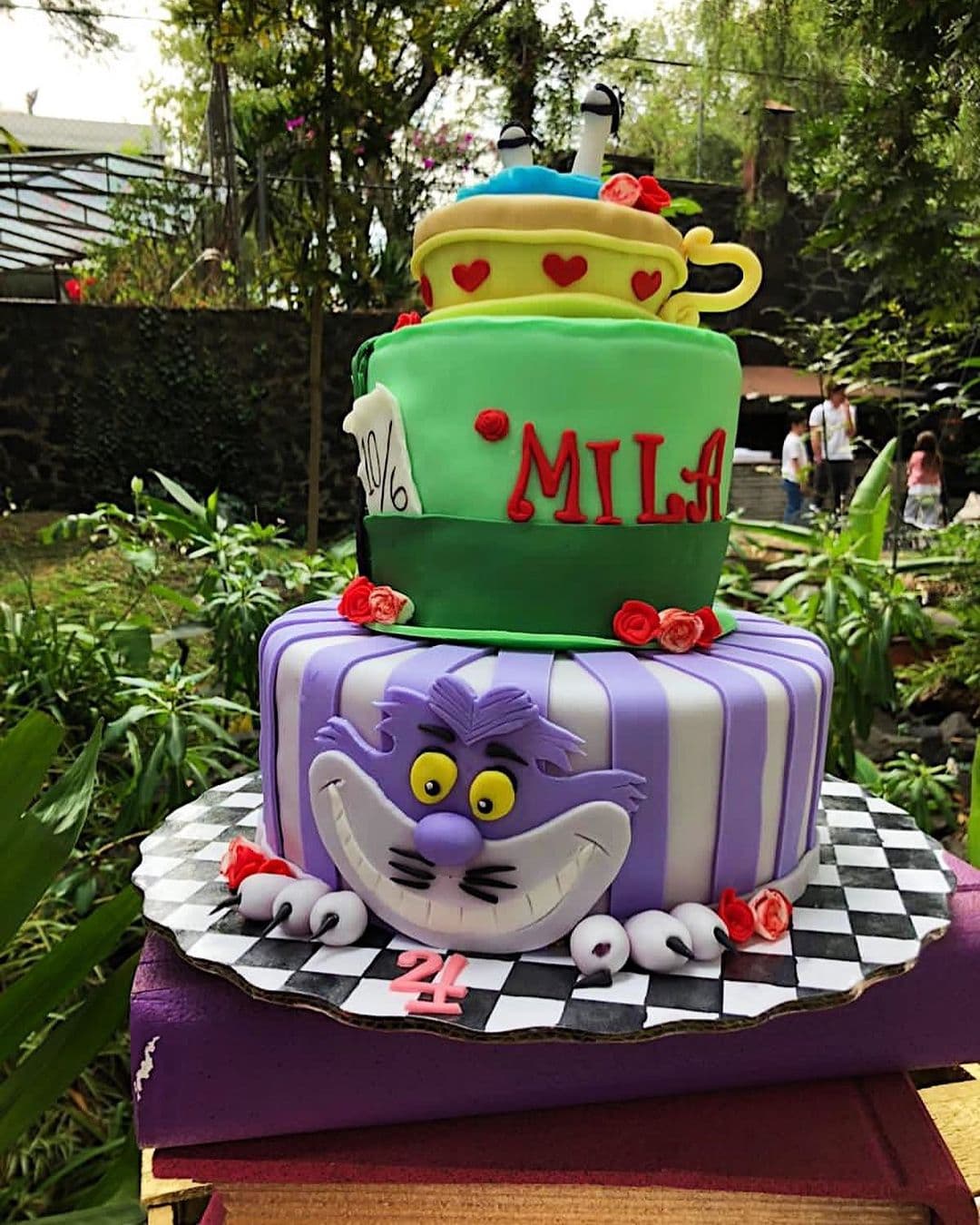 Además de su atuendo, la pequeña tuvo un pastel de tres pisos con los colores típicos de la película y en el que se observaron otros personajes como el Gato de Cheshire.