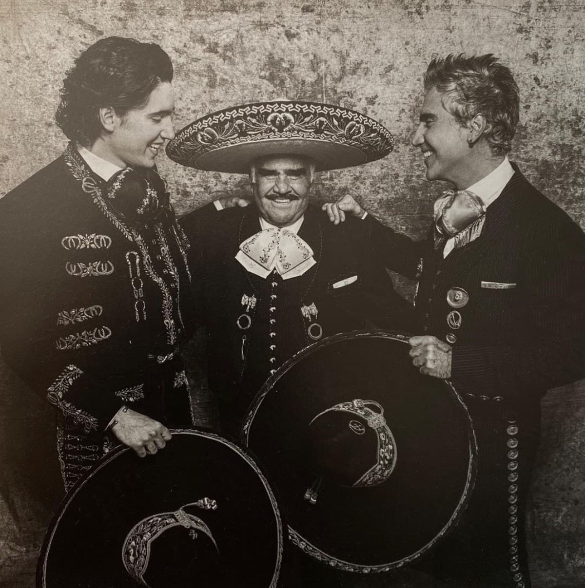 Alex Fernández conmueve al despedir a su abuelo Vicente Fernández con devastador mensaje: ‘Fuiste como un padre’