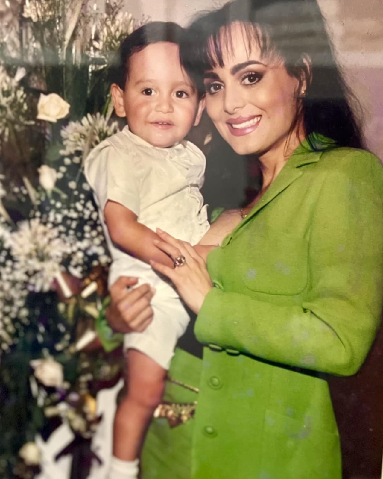 Maribel Guardia cargando a Julián Figueroa.