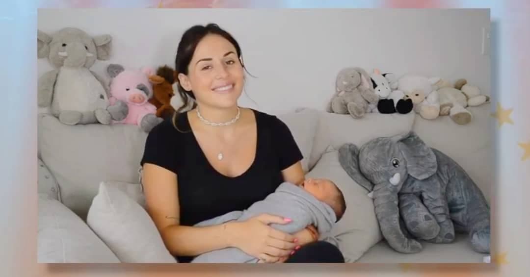 “Me acaban de dar mi licuado de placenta, no se asusten, es rojo por los frutos rojos con los que lo hicimos… Me tomé el licuado, aproximadamente un centímetro de placenta con berries, le echas agua de coco. La verdad es que sabe a un licuado delicioso. Ahora Guadi ya me entregó mi kit post parto con cápsulas y un chorro de cosas increíbles”, reveló la protagonista de telenovelas.