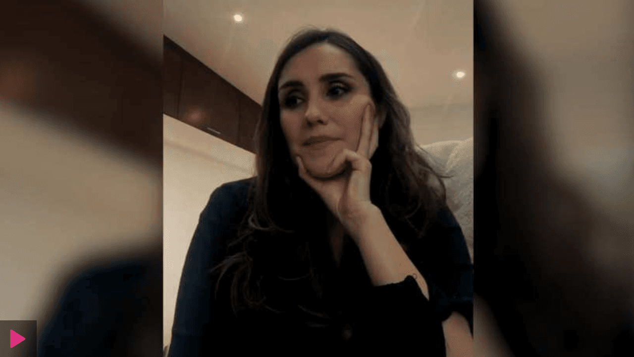Dulce María también habló de las primeras veces que pudo ver a su bebé a través de un ultrasonido, describiendo la experiencia como algo único. “Cuando vas al ultrasonido y ves al bebé, como está perfectamente formado desde tan pocas semanas, eso te da toda la motivación para ser fuerte (…) y es cuando digo ‘su corazón está latiendo dentro de mí y creciendo’, es algo muy bonito, es algo muy impresionante, yo creo que no te cae el veinte hasta que lo ves”, detalló en una transmisión en vivo con la actriz Mar Saura.