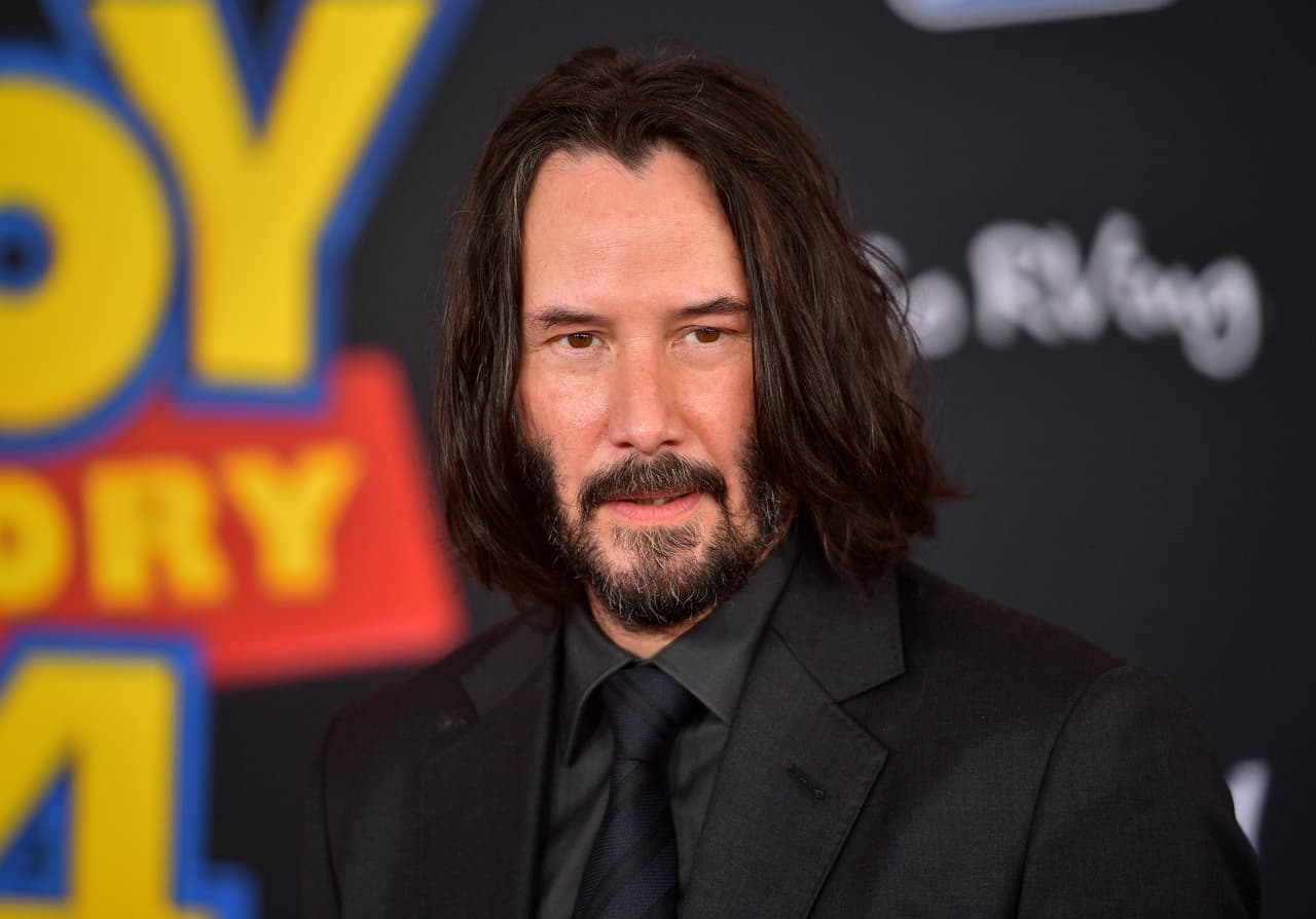 <b>Keanu Reeves</b>
<br>En mayo de 1999 se estrenó 'The Matrix', una de las películas de ciencia ficción más aclamadas de la historia, que contó en su papel protagónico con la participación de Keanu Reeves, actor que si bien ya tenía experiencia en la industria, su verdadero ascenso se dio con esta cinta.
<br>