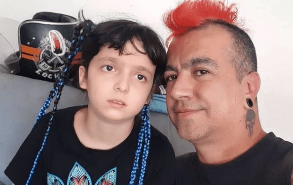 Hace aproximadamente una década, el músico y tatuador Erik Farjeat mantuvo una relación con Sabrina Sabrok, de la cual nació la pequeña Metztli, quien está diagnosticada con sordera y autismo.