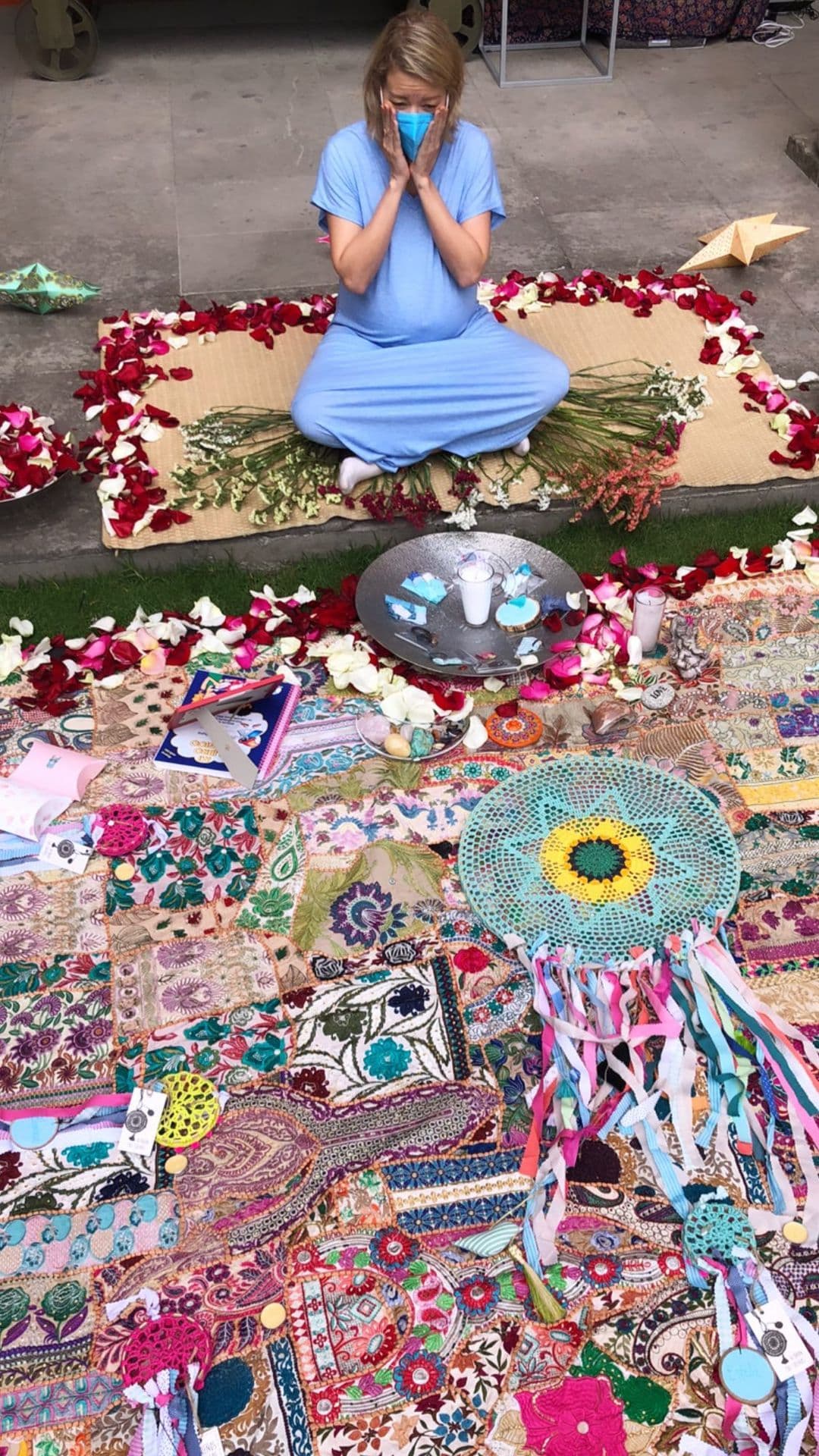 A estas palabras también se sumaron las de otros famosos. “¡Que padreeeee! Mucho amor y luz”, dijo Sebastián Rulli. “Un día yo voy a estar en el ritual. QUE BONITO sentirte tan feliz”, comentó Consuelo Duval. “¡Te adoro, qué emoción tengo”, precisó Carmen Aub, mientras que su cuñada, Eva Cedeño, señaló: “¡Qué bonito!”.