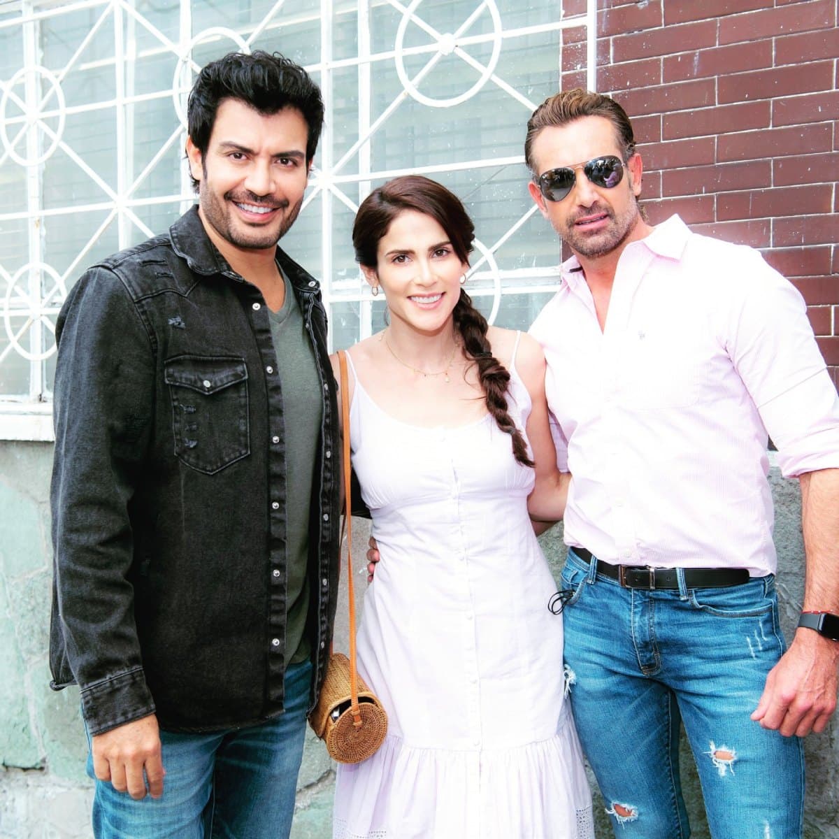 Amor Dividido es una de las telenovelas más exitosas de la pantalla chica, hecho que tiene muy contento al elenco, el cual también triunfa en el amor y por eso te presentamos a las parejas de la vida real de los actores. Conócelas