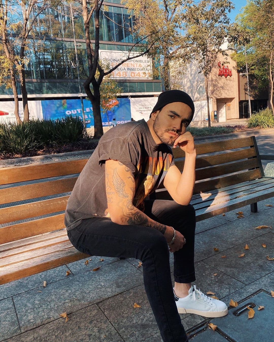 Además de su faceta de actor, es youtuber y en redes sociales consigue miles de ‘Me gusta’ por sus fotografías en las que deja ver todos sus tatuajes.