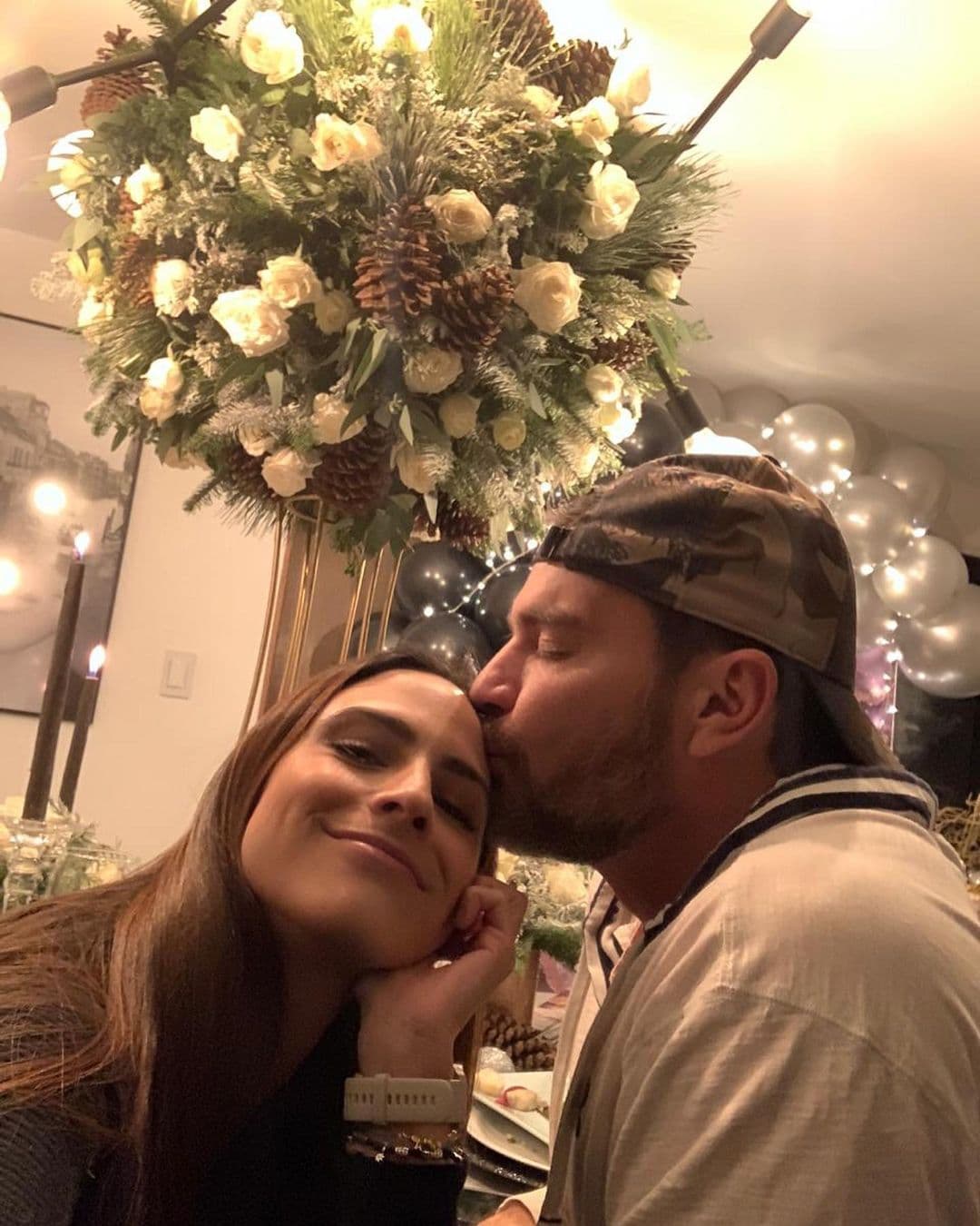 A través de su cuenta oficial de Instagram, el actor mostró la sorpresa que le preparó la conductora de TUDN para celebrar los diez meses de relación amorosa, hecho por el que el galán le dedicó un amoroso mensaje.