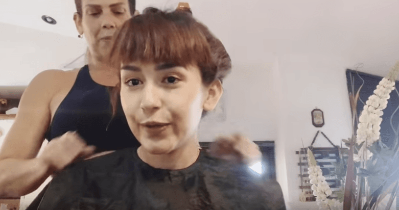 "Así que he decidido venir a la estética de 'Mamá Niu'. (...) Me va a cambiar el look. (...) Voy a regresar a mi castaño, a mi color base para que ya no tenga que volvérmelo a pintar y que ya crezca mi colorcito", explicó la actriz.